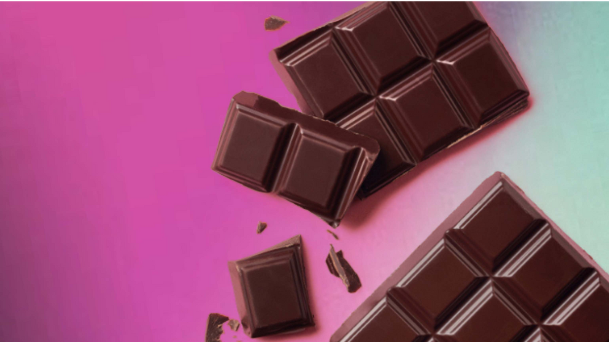 Эстер шоколадка. Кусок шоколада. Кусочки шоколада сверху. Шоколад для презентации. Шоколад квадратиками.